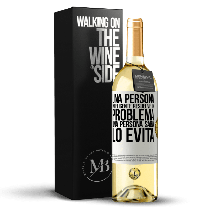 29,95 € Envío gratis | Vino Blanco Edición WHITE Una persona inteligente resuelve un problema. Una persona sabia lo evita Etiqueta Blanca. Etiqueta personalizable Vino joven Cosecha 2024 Verdejo