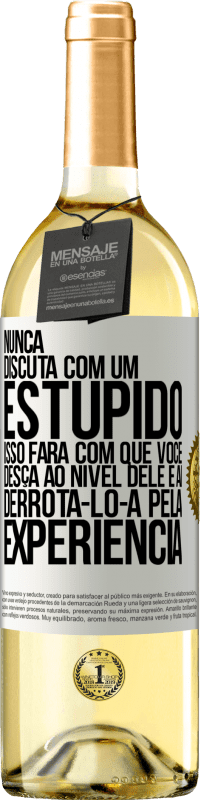 29,95 € | Vinho branco Edição WHITE Nunca discuta com um estúpido. Isso fará com que você desça ao nível dele e aí derrotá-lo-á pela experiência Etiqueta Branca. Etiqueta personalizável Vinho jovem Colheita 2024 Verdejo