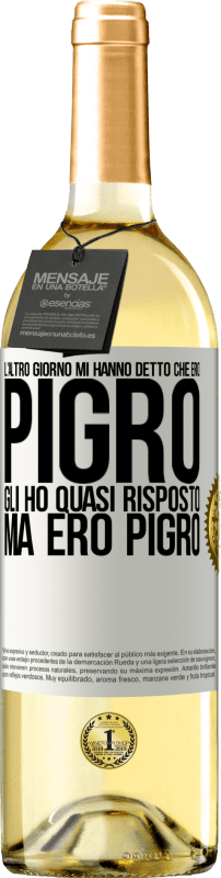 29,95 € Spedizione Gratuita | Vino bianco Edizione WHITE L'altro giorno mi hanno detto che ero pigro, gli ho quasi risposto, ma ero pigro Etichetta Bianca. Etichetta personalizzabile Vino giovane Raccogliere 2024 Verdejo