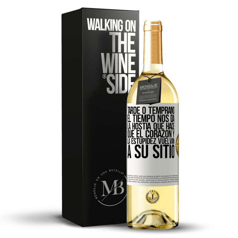 29,95 € Envío gratis | Vino Blanco Edición WHITE Tarde o temprano el tiempo nos da la hostia que hace que el corazón y la estupidez vuelvan a su sitio Etiqueta Blanca. Etiqueta personalizable Vino joven Cosecha 2024 Verdejo