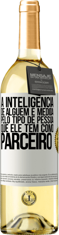 29,95 € Envio grátis | Vinho branco Edição WHITE A inteligência de alguém é medida pelo tipo de pessoa que ele tem como parceiro Etiqueta Branca. Etiqueta personalizável Vinho jovem Colheita 2024 Verdejo