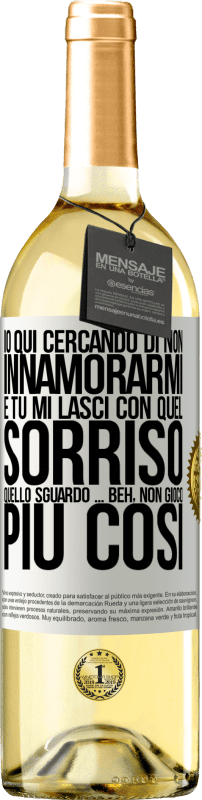 29,95 € Spedizione Gratuita | Vino bianco Edizione WHITE Qui sto cercando di non innamorarmi e tu mi lasci con quel sorriso, quello sguardo ... beh, non gioco più così Etichetta Bianca. Etichetta personalizzabile Vino giovane Raccogliere 2025 Verdejo