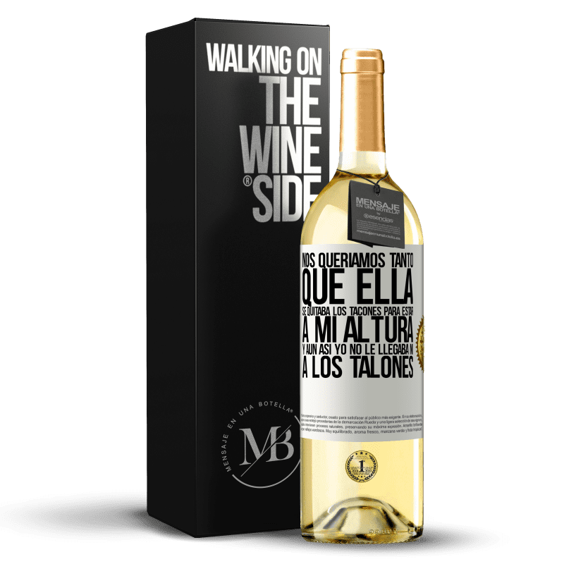 29,95 € Envío gratis | Vino Blanco Edición WHITE Nos queríamos tanto que ella se quitaba los tacones para estar a mi altura, y aún así yo no le llegaba ni a los talones Etiqueta Blanca. Etiqueta personalizable Vino joven Cosecha 2024 Verdejo