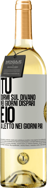 Spedizione Gratuita | Vino bianco Edizione WHITE Tu dormi sul divano nei giorni dispari e io a letto nei giorni pari Etichetta Bianca. Etichetta personalizzabile Vino giovane Raccogliere 2023 Verdejo