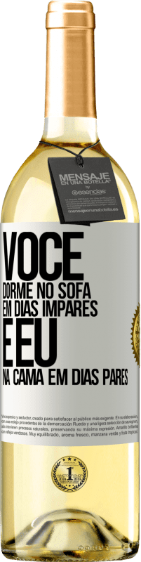 Envio grátis | Vinho branco Edição WHITE Você dorme no sofá em dias ímpares e eu na cama em dias pares Etiqueta Branca. Etiqueta personalizável Vinho jovem Colheita 2023 Verdejo