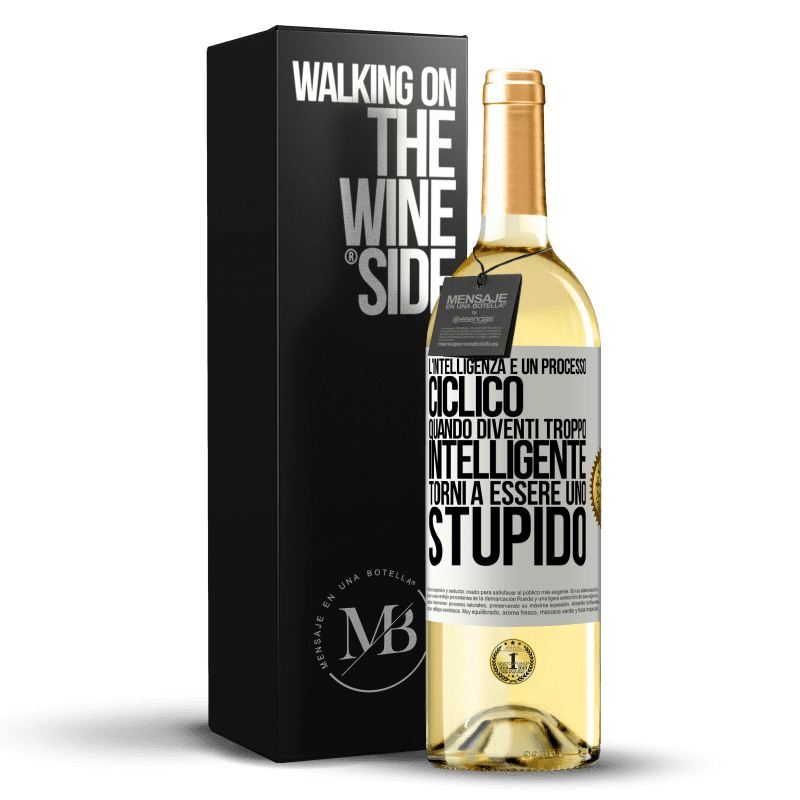 29,95 € Spedizione Gratuita | Vino bianco Edizione WHITE L'intelligenza è un processo ciclico. Quando diventi troppo intelligente torni a essere uno stupido Etichetta Bianca. Etichetta personalizzabile Vino giovane Raccogliere 2023 Verdejo