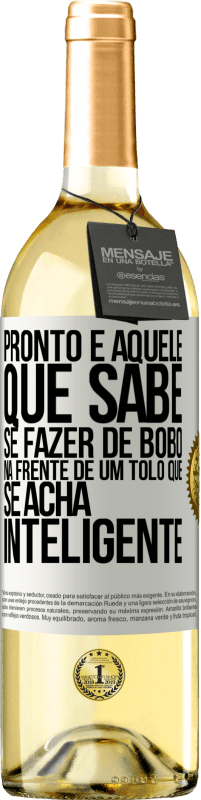 Envio grátis | Vinho branco Edição WHITE Pronto é aquele que sabe se fazer de bobo ... na frente de um tolo que se acha inteligente Etiqueta Branca. Etiqueta personalizável Vinho jovem Colheita 2023 Verdejo