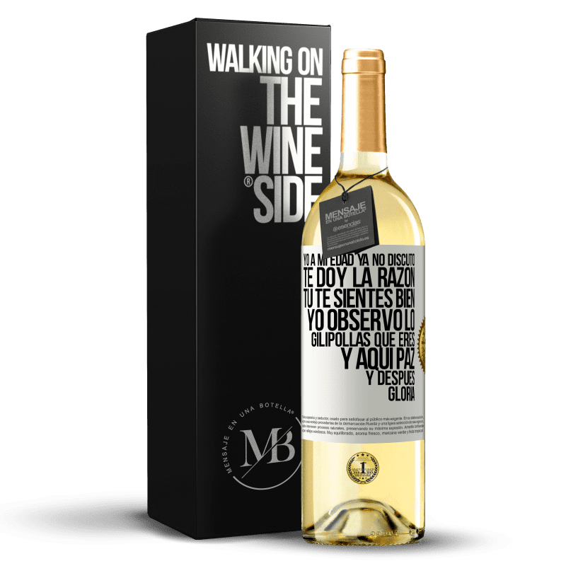 29,95 € Envío gratis | Vino Blanco Edición WHITE Yo a mi edad ya no discuto, te doy la razón, tú te sientes bien, yo observo lo gilipollas que eres y aquí paz y después Etiqueta Blanca. Etiqueta personalizable Vino joven Cosecha 2023 Verdejo