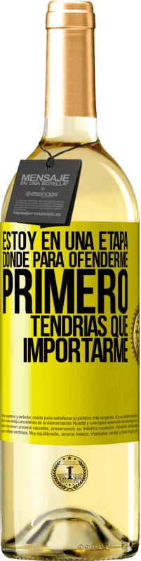 29,95 € | Vino Blanco Edición WHITE Estoy en una etapa donde para ofenderme, primero tendrías que importarme Etiqueta Amarilla. Etiqueta personalizable Vino joven Cosecha 2025 Verdejo