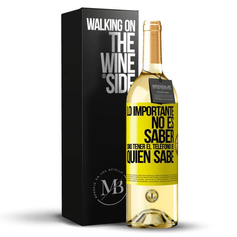 29,95 € Envío gratis | Vino Blanco Edición WHITE Lo importante no es saber, sino tener el teléfono del que sabe Etiqueta Amarilla. Etiqueta personalizable Vino joven Cosecha 2024 Verdejo