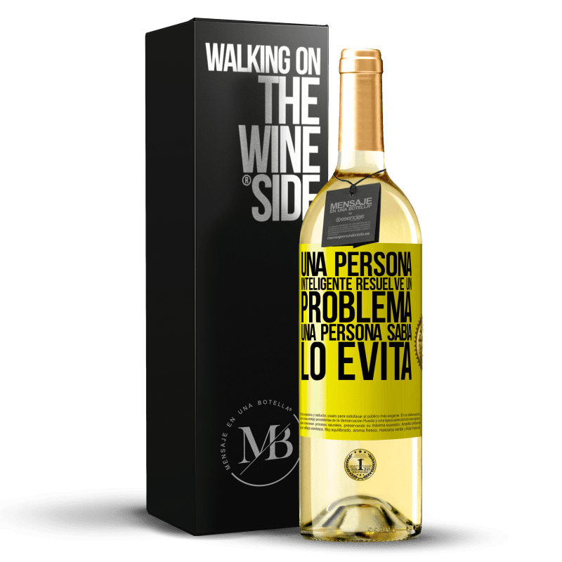 29,95 € Envío gratis | Vino Blanco Edición WHITE Una persona inteligente resuelve un problema. Una persona sabia lo evita Etiqueta Amarilla. Etiqueta personalizable Vino joven Cosecha 2024 Verdejo