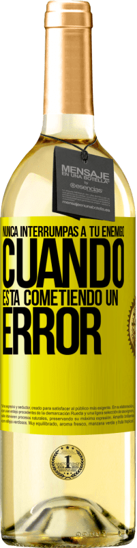 29,95 € Envío gratis | Vino Blanco Edición WHITE Nunca interrumpas a tu enemigo cuando está cometiendo un error Etiqueta Amarilla. Etiqueta personalizable Vino joven Cosecha 2025 Verdejo