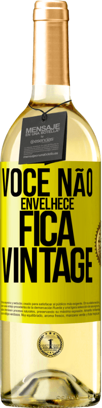 29,95 € Envio grátis | Vinho branco Edição WHITE Você não envelhece, fica vintage Etiqueta Amarela. Etiqueta personalizável Vinho jovem Colheita 2023 Verdejo