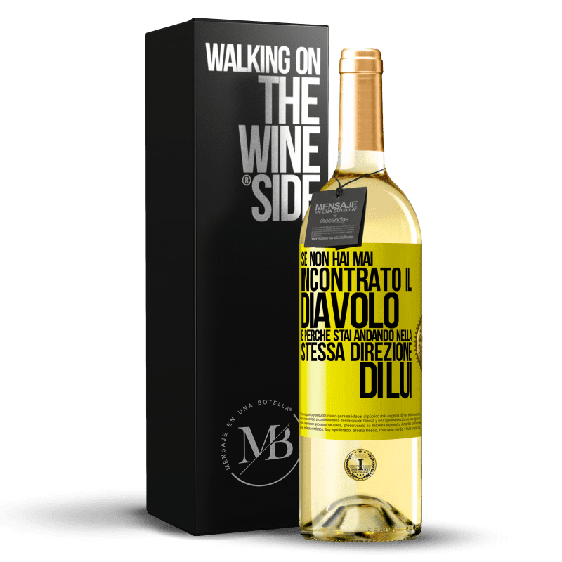 29,95 € Spedizione Gratuita | Vino bianco Edizione WHITE Se non hai mai incontrato il diavolo è perché stai andando nella stessa direzione di lui Etichetta Gialla. Etichetta personalizzabile Vino giovane Raccogliere 2024 Verdejo