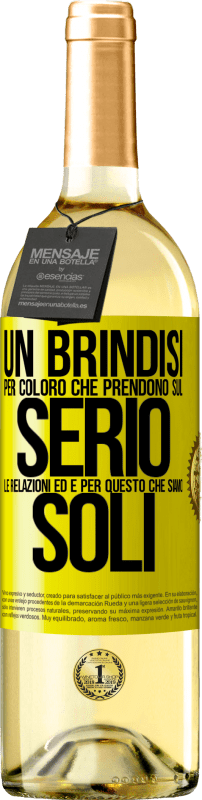 29,95 € Spedizione Gratuita | Vino bianco Edizione WHITE Un brindisi per coloro che prendono sul serio le relazioni ed è per questo che siamo soli Etichetta Gialla. Etichetta personalizzabile Vino giovane Raccogliere 2024 Verdejo