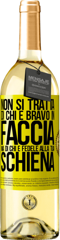 29,95 € | Vino bianco Edizione WHITE Non si tratta di chi è bravo in faccia, ma di chi è fedele alla tua schiena Etichetta Gialla. Etichetta personalizzabile Vino giovane Raccogliere 2024 Verdejo