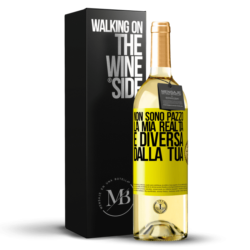 29,95 € Spedizione Gratuita | Vino bianco Edizione WHITE Non sono pazzo, la mia realtà è diversa dalla tua Etichetta Gialla. Etichetta personalizzabile Vino giovane Raccogliere 2024 Verdejo