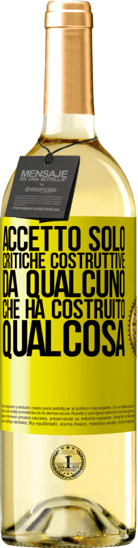 29,95 € Spedizione Gratuita | Vino bianco Edizione WHITE Accetto solo critiche costruttive da qualcuno che ha costruito qualcosa Etichetta Gialla. Etichetta personalizzabile Vino giovane Raccogliere 2024 Verdejo