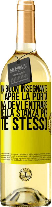 Spedizione Gratuita | Vino bianco Edizione WHITE Un buon insegnante ti apre la porta, ma devi entrare nella stanza per te stesso Etichetta Gialla. Etichetta personalizzabile Vino giovane Raccogliere 2023 Verdejo