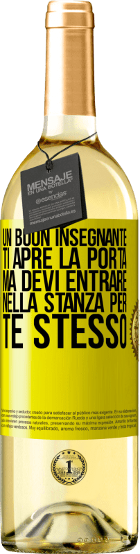 29,95 € Spedizione Gratuita | Vino bianco Edizione WHITE Un buon insegnante ti apre la porta, ma devi entrare nella stanza per te stesso Etichetta Gialla. Etichetta personalizzabile Vino giovane Raccogliere 2025 Verdejo