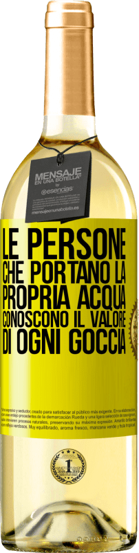 29,95 € Spedizione Gratuita | Vino bianco Edizione WHITE Le persone che portano la propria acqua, conoscono il valore di ogni goccia Etichetta Gialla. Etichetta personalizzabile Vino giovane Raccogliere 2023 Verdejo