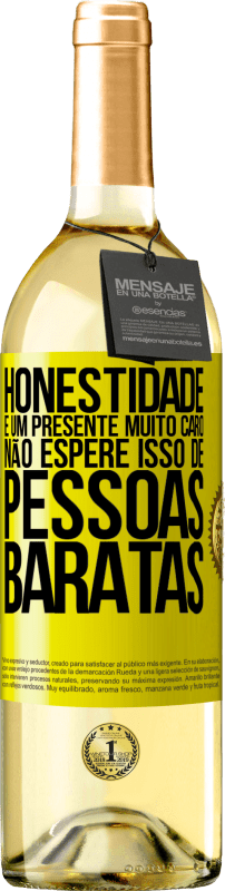 29,95 € Envio grátis | Vinho branco Edição WHITE Honestidade é um presente muito caro. Não espere isso de pessoas baratas Etiqueta Amarela. Etiqueta personalizável Vinho jovem Colheita 2025 Verdejo
