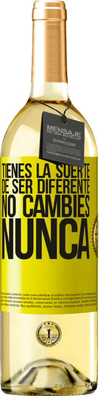 29,95 € | Vino Blanco Edición WHITE Tienes la suerte de ser diferente. No cambies nunca Etiqueta Amarilla. Etiqueta personalizable Vino joven Cosecha 2024 Verdejo