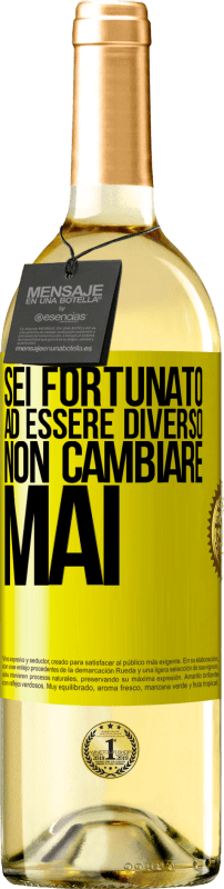 29,95 € | Vino bianco Edizione WHITE Sei fortunato ad essere diverso. Non cambiare mai Etichetta Gialla. Etichetta personalizzabile Vino giovane Raccogliere 2024 Verdejo