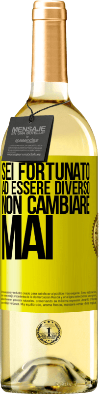 29,95 € Spedizione Gratuita | Vino bianco Edizione WHITE Sei fortunato ad essere diverso. Non cambiare mai Etichetta Gialla. Etichetta personalizzabile Vino giovane Raccogliere 2025 Verdejo