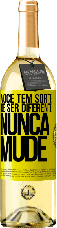 29,95 € Envio grátis | Vinho branco Edição WHITE Você tem sorte de ser diferente. Nunca mude Etiqueta Amarela. Etiqueta personalizável Vinho jovem Colheita 2025 Verdejo