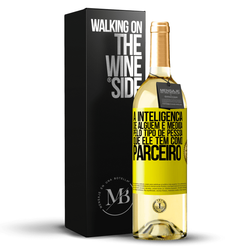 29,95 € Envio grátis | Vinho branco Edição WHITE A inteligência de alguém é medida pelo tipo de pessoa que ele tem como parceiro Etiqueta Amarela. Etiqueta personalizável Vinho jovem Colheita 2024 Verdejo