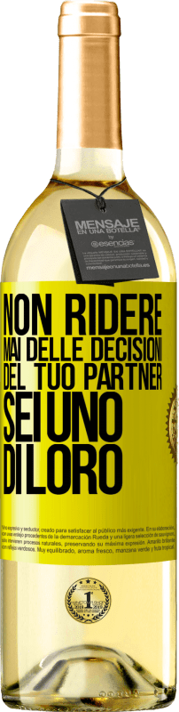 29,95 € Spedizione Gratuita | Vino bianco Edizione WHITE Non ridere mai delle decisioni del tuo partner. Sei uno di loro Etichetta Gialla. Etichetta personalizzabile Vino giovane Raccogliere 2023 Verdejo