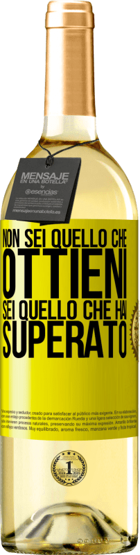 Spedizione Gratuita | Vino bianco Edizione WHITE Non sei quello che ottieni. Sei quello che hai superato Etichetta Gialla. Etichetta personalizzabile Vino giovane Raccogliere 2023 Verdejo