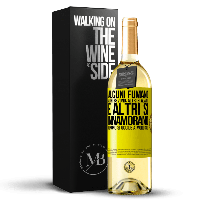 29,95 € Spedizione Gratuita | Vino bianco Edizione WHITE Alcuni fumano, altri bevono, altri si alzano e altri si innamorano. Ognuno si uccide a modo suo Etichetta Gialla. Etichetta personalizzabile Vino giovane Raccogliere 2024 Verdejo