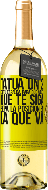 29,95 € | Vino Blanco Edición WHITE Tatúa un 2 en tu espalda, para que aquél que te siga sepa la posición en la que va Etiqueta Amarilla. Etiqueta personalizable Vino joven Cosecha 2024 Verdejo