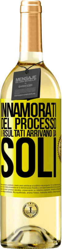 29,95 € Spedizione Gratuita | Vino bianco Edizione WHITE Innamorati del processo, i risultati arrivano da soli Etichetta Gialla. Etichetta personalizzabile Vino giovane Raccogliere 2025 Verdejo