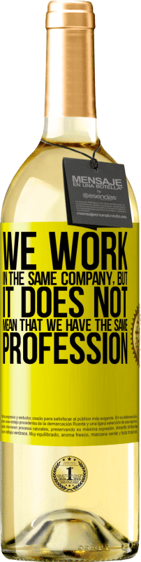 29,95 € Бесплатная доставка | Белое вино Издание WHITE То, что мы работаем в одной компании, не означает, что у нас одна профессия Желтая этикетка. Настраиваемая этикетка Молодое вино Урожай 2025 Verdejo