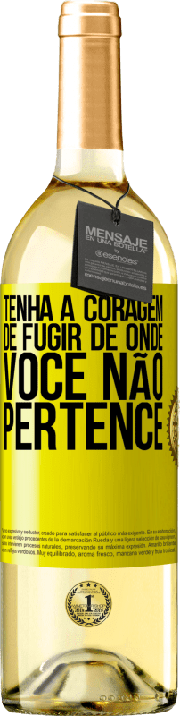 29,95 € | Vinho branco Edição WHITE Tenha a coragem de fugir de onde você não pertence Etiqueta Amarela. Etiqueta personalizável Vinho jovem Colheita 2025 Verdejo