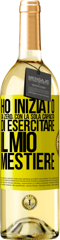 Spedizione Gratuita | Vino bianco Edizione WHITE Ho iniziato da zero, con la sola capacità di esercitare il mio mestiere Etichetta Gialla. Etichetta personalizzabile Vino giovane Raccogliere 2023 Verdejo