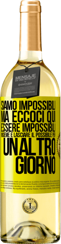 29,95 € Spedizione Gratuita | Vino bianco Edizione WHITE Siamo impossibili, ma eccoci qui, essere impossibili insieme e lasciare il possibile per un altro giorno Etichetta Gialla. Etichetta personalizzabile Vino giovane Raccogliere 2023 Verdejo