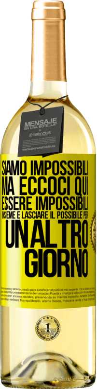 29,95 € Spedizione Gratuita | Vino bianco Edizione WHITE Siamo impossibili, ma eccoci qui, essere impossibili insieme e lasciare il possibile per un altro giorno Etichetta Gialla. Etichetta personalizzabile Vino giovane Raccogliere 2025 Verdejo