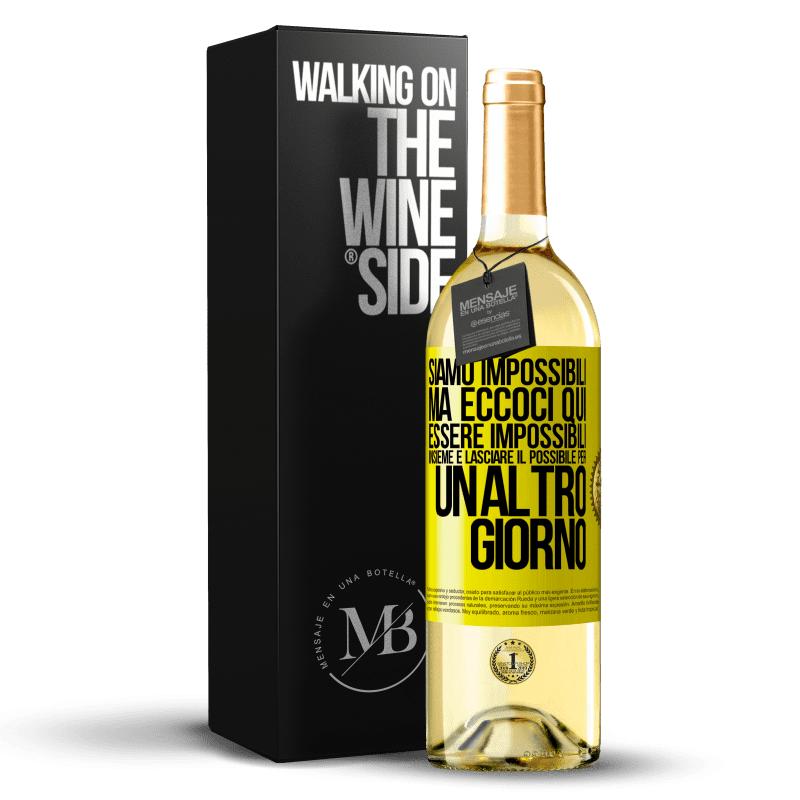 29,95 € Spedizione Gratuita | Vino bianco Edizione WHITE Siamo impossibili, ma eccoci qui, essere impossibili insieme e lasciare il possibile per un altro giorno Etichetta Gialla. Etichetta personalizzabile Vino giovane Raccogliere 2025 Verdejo