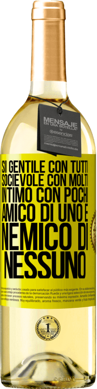 29,95 € | Vino bianco Edizione WHITE Sii gentile con tutti, socievole con molti, intimo con pochi, amico di uno e nemico di nessuno Etichetta Gialla. Etichetta personalizzabile Vino giovane Raccogliere 2024 Verdejo