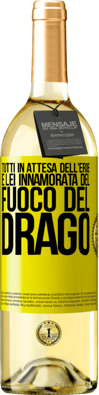 29,95 € Spedizione Gratuita | Vino bianco Edizione WHITE Tutti in attesa dell'eroe e lei innamorata del fuoco del drago Etichetta Gialla. Etichetta personalizzabile Vino giovane Raccogliere 2025 Verdejo