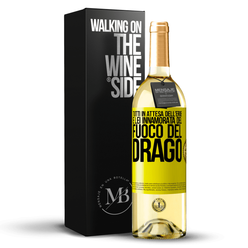 29,95 € Spedizione Gratuita | Vino bianco Edizione WHITE Tutti in attesa dell'eroe e lei innamorata del fuoco del drago Etichetta Gialla. Etichetta personalizzabile Vino giovane Raccogliere 2025 Verdejo