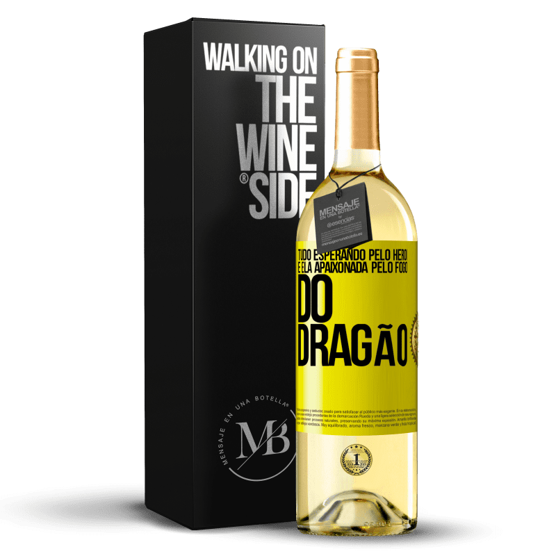 29,95 € Envio grátis | Vinho branco Edição WHITE Tudo esperando pelo herói e ela apaixonada pelo fogo do dragão Etiqueta Amarela. Etiqueta personalizável Vinho jovem Colheita 2024 Verdejo