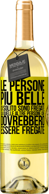 29,95 € | Vino bianco Edizione WHITE Le persone più belle di solito sono fregate da quelle altre persone che dovrebbero essere fregate Etichetta Gialla. Etichetta personalizzabile Vino giovane Raccogliere 2024 Verdejo