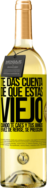 29,95 € | Vino Blanco Edición WHITE Te das cuenta de que estás viejo cuando te caes y tus amigos en vez de reírse, se preocupan Etiqueta Amarilla. Etiqueta personalizable Vino joven Cosecha 2025 Verdejo