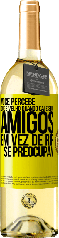 29,95 € | Vinho branco Edição WHITE Você percebe que é velho quando cai e seus amigos, em vez de rir, se preocupam Etiqueta Amarela. Etiqueta personalizável Vinho jovem Colheita 2025 Verdejo