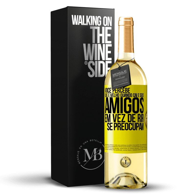 29,95 € Envio grátis | Vinho branco Edição WHITE Você percebe que é velho quando cai e seus amigos, em vez de rir, se preocupam Etiqueta Amarela. Etiqueta personalizável Vinho jovem Colheita 2024 Verdejo